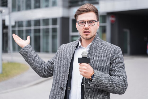 High Angle männlicher Journalist