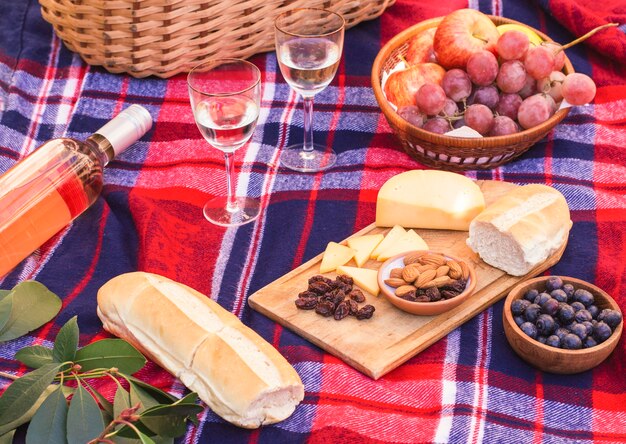 High Angle Mahlzeit auf Picknickdecke