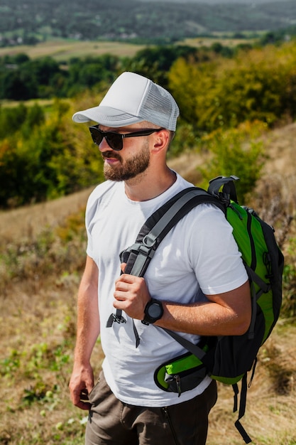 High Angle Mann mit Rucksack