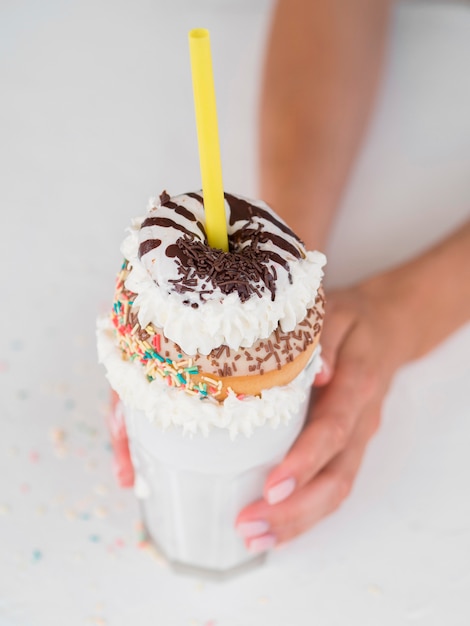 Kostenloses Foto high angle milchshake mit donut