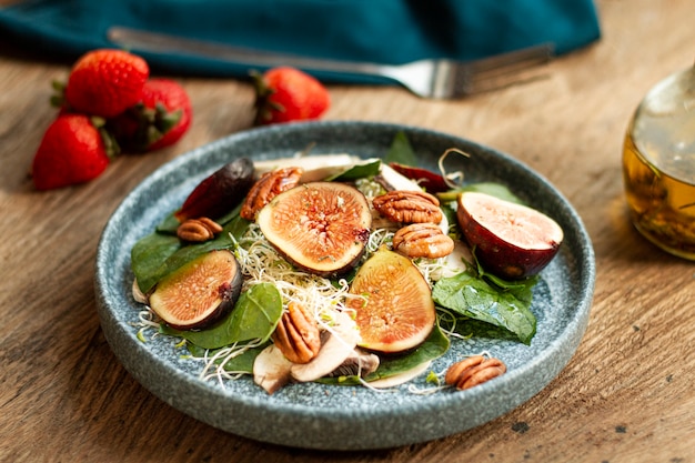 High Angle Mix von Nüssen und Feigen mit Erdbeeren auf Teller