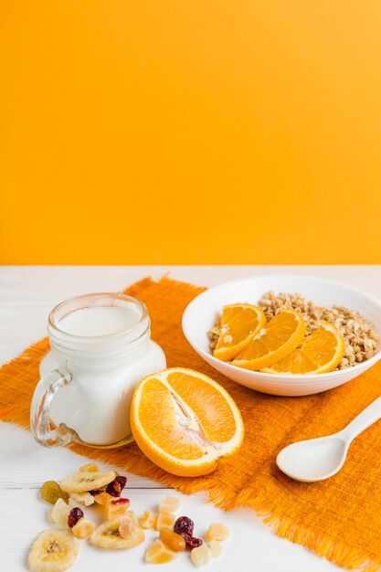 High Angle Müsli mit Orange und Joghurt