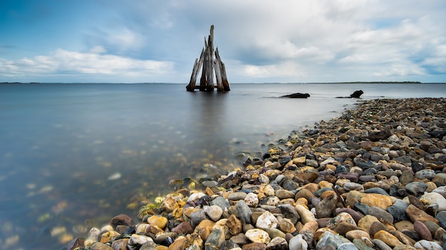 High Angle Nahaufnahme Schuss von Steinen an der Küste mit dem Meer