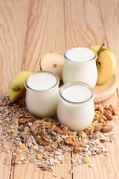 High Angle Naturjoghurt in Gläsern mit Hafer und Apfel