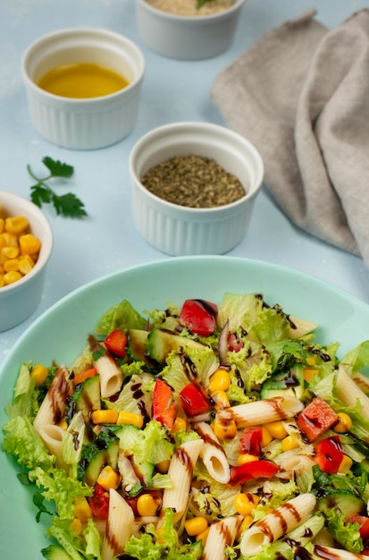 High Angle Nudelsalat mit Balsamico-Essig, Kräutern und Öl