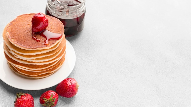 High Angle Pancakes Arrangement mit Marmelade