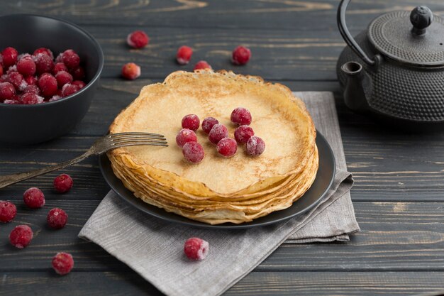 High Angle Pfannkuchen mit Früchten