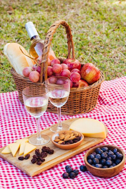 High Angle Picknick Goodies für zwei Personen mit einem Glas Wein