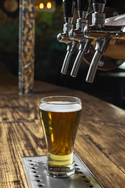 High Angle Pub eingerichtet, um frisches Bier einzuschenken