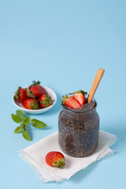 High Angle Pudding mit Erdbeeren