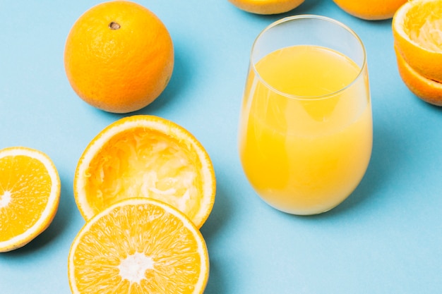 High Angle Saft aus Orangen im Glas