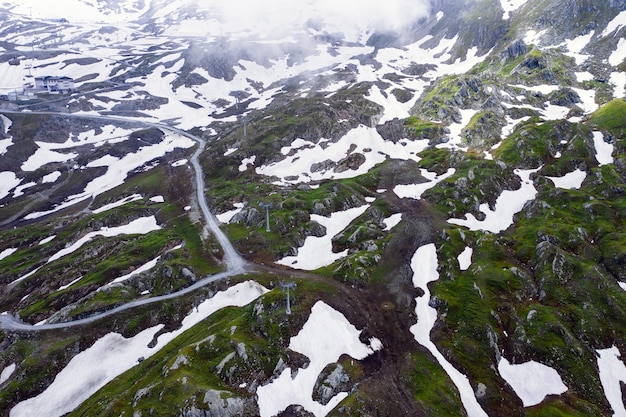 High Angle Shot des schneebedeckten Feldes an einem nebligen Tag eingefangen