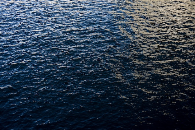 High Angle Shot eines ruhigen Ozeans mit weichem Sonnenlicht