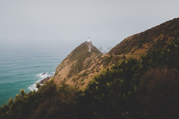 High Angle Shot eines schönen Nugget Point Leuchtturms Ahuriri in Neuseeland