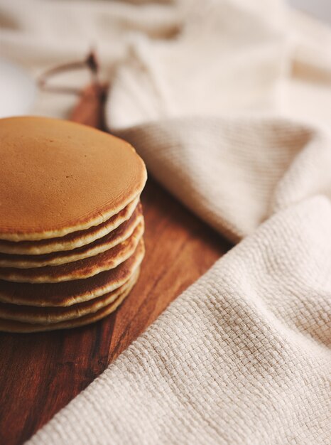 High Angle Shot von köstlichen Pfannkuchen auf einem Holzteller