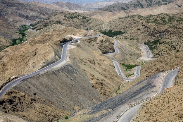 High Angle Shot von kurvenreichen Autobahnen in einem Gebiet mit leeren Hügeln