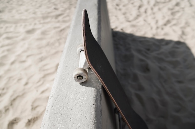 High Angle Skateboard am Strand