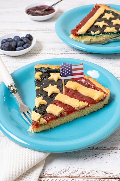 High Angle Slice von USA Flag Pie auf Teller