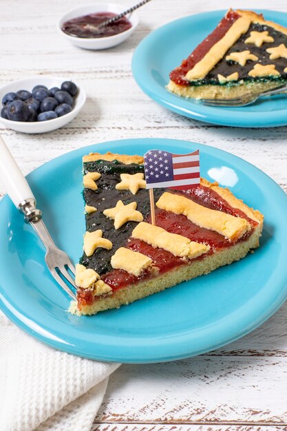 High Angle Slice von USA Flag Pie auf Teller