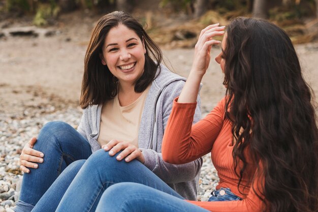 High Angle Smiley Frauen