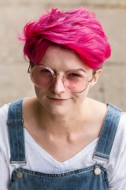 High Angle Smiley Teen mit rosa Haaren