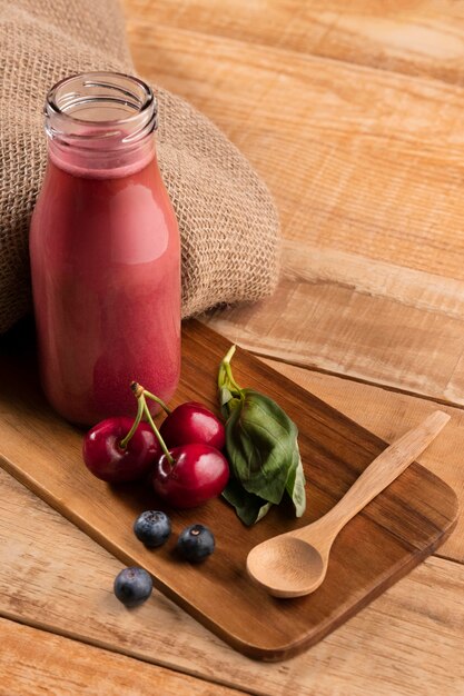 High Angle Smoothie mit Kirschen und Blaubeeren