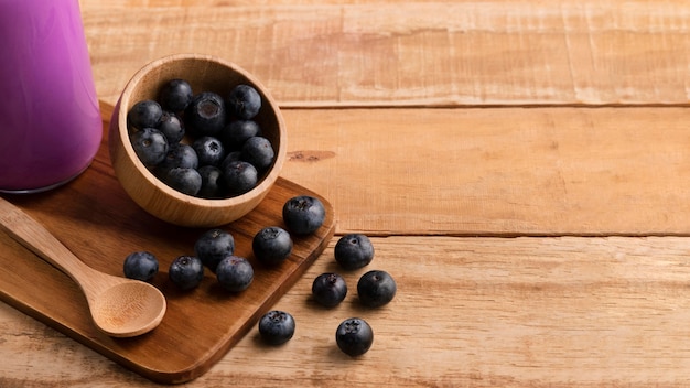 High Angle Smoothie und Blaubeeren