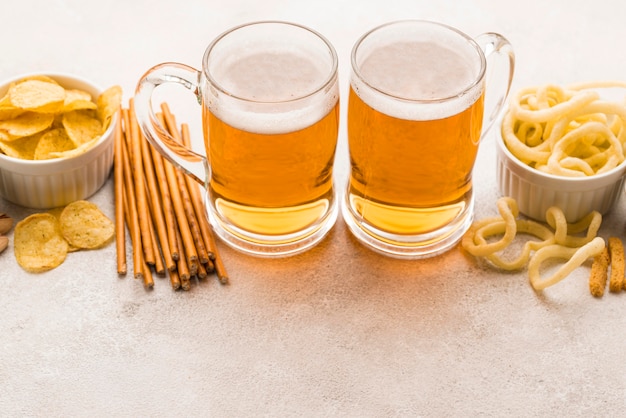 High angle snacks und bier arrangement