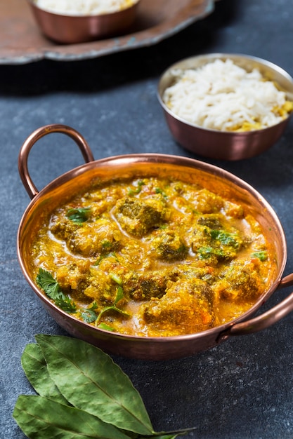 High Angle Sortiment mit einem köstlichen pakistanischen Essen