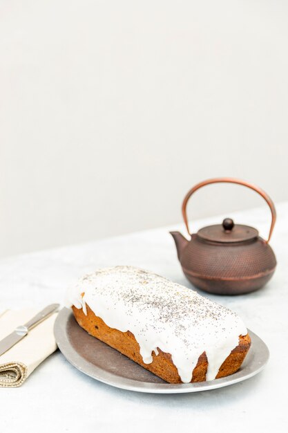 High Angle Sortiment mit leckerem Kuchen und alter Teekanne