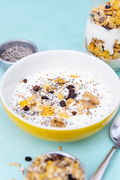 High Angle Sortiment mit Schüssel mit Milch und Müsli