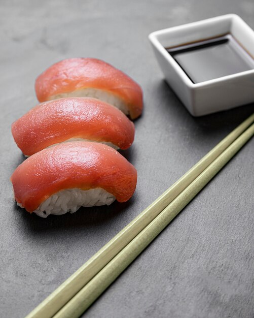 High Angle Sushi mit Sticks und Sauce