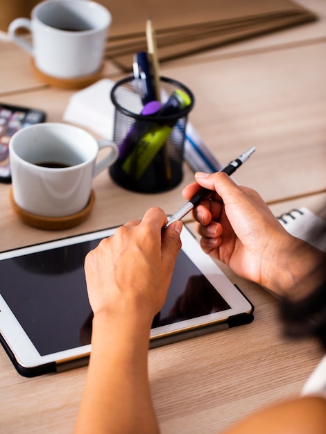 High Angle Tablet auf Schreibtischmodell