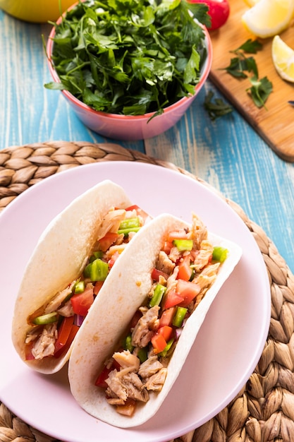 High Angle Tacos mit Fleisch auf Teller