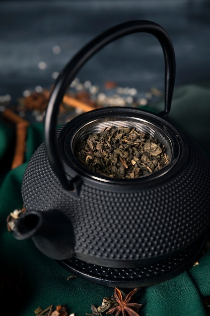 High Angle Tea mit asiatischem Tee Matcha