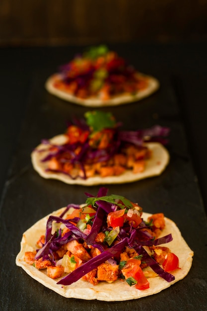 High Angle Tortilla mit Gemüse und Fleisch