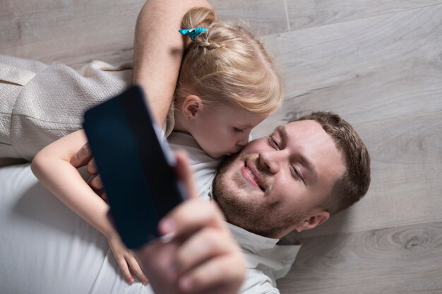 High Angle Vater und Tochter ein Selfie