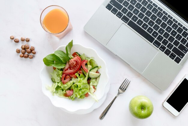 High Angle View leckeres Frühstück; Laptop und Handy auf weißem Schreibtisch