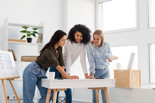 High Angle Womens Team Meeting im Büro