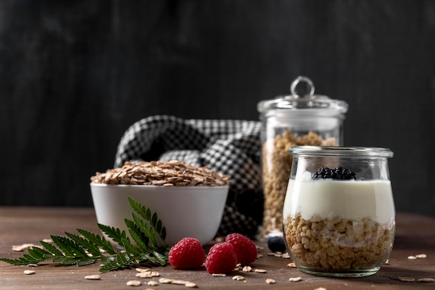 High Angle Yougurt mit Müsli und Früchten