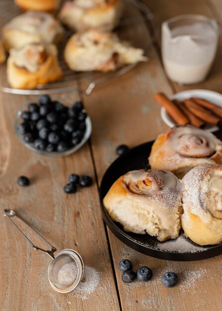 High Angle Zimtschnecken und Blaubeeren