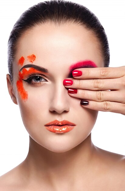 High Fashion Look.Glamour Nahaufnahme Porträt der schönen sexy Brünette junge Frau Modell mit orange Lippen und perfekte saubere Haut mit bunten Nägeln