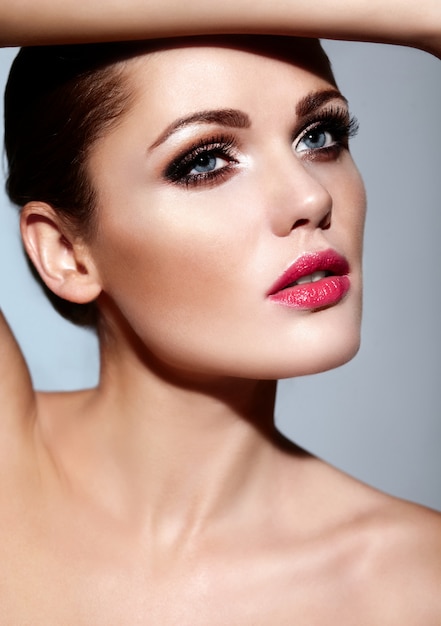 High Fashion Look.glamour Nahaufnahme Porträt des schönen sexy kaukasischen jungen Brünette Frau Modell mit rosa Lippen, helles Make-up mit perfekter sauberer Haut