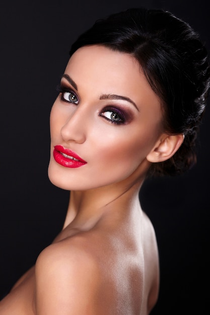 High Fashion Look.Glamour Nahaufnahme Porträt des schönen sexy kaukasischen jungen Frau Modell mit roten Lippen, hellem Make-up, mit perfekter sauberer Haut lokalisiert auf Schwarz