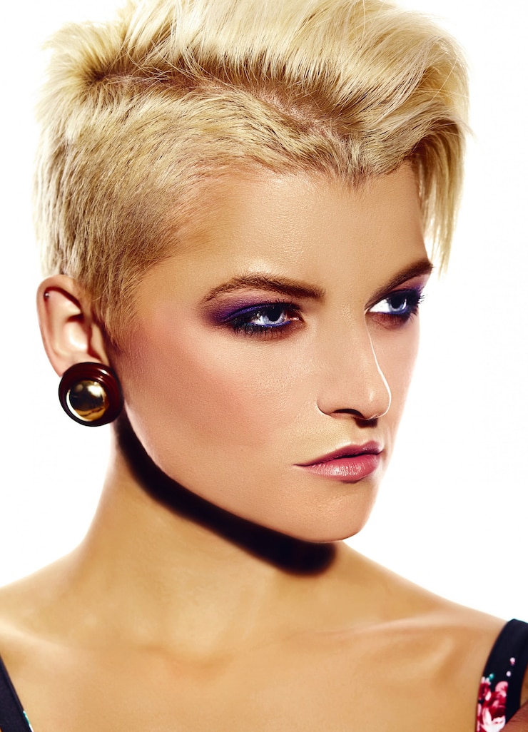 Kostenlose Foto high fashion look.glamour nahaufnahme porträt des schönen sexy stilvollen kaukasischen jungen frau modell mit hellen modernen make-up mit kurzen haaren \