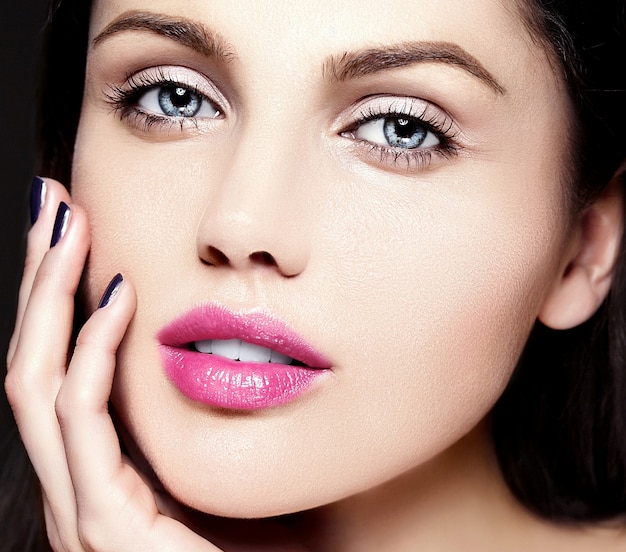 High Fashion look.glamour Nahaufnahme Schönheitsporträt des schönen kaukasischen jungen Frau Modells mit nacktem Make-up mit perfekter sauberer Haut mit bunten rosa Lippen