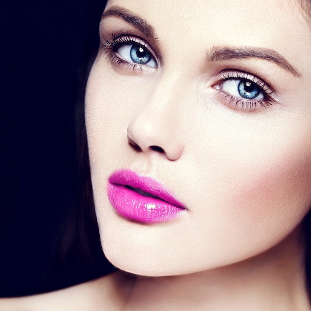 High Fashion look.glamour Nahaufnahme Schönheitsporträt des schönen kaukasischen jungen Frau Modells mit nacktem Make-up mit perfekter sauberer Haut mit bunten rosa Lippen