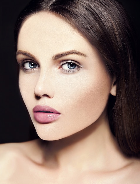 High Fashion look.glamour Nahaufnahme Schönheitsporträt des schönen kaukasischen jungen Frau Modells mit nacktem Make-up mit perfekter sauberer Haut mit bunten rosa Lippen
