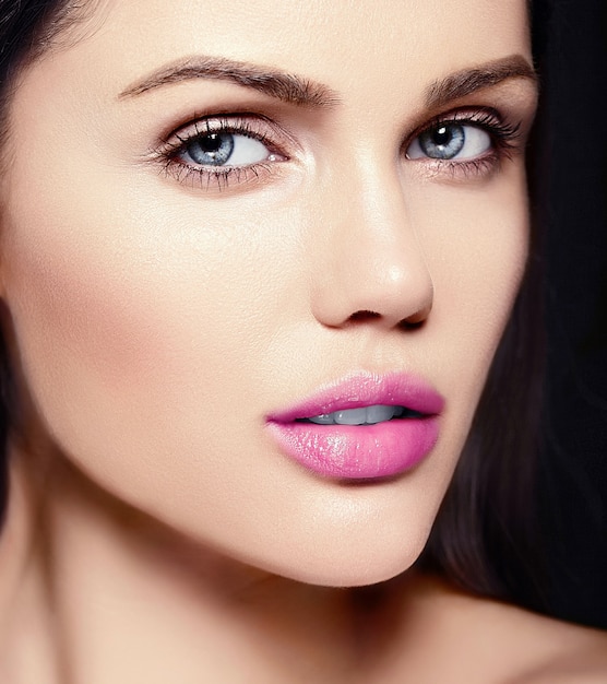 High Fashion Look.Glamour Nahaufnahme Schönheitsporträt des schönen kaukasischen jungen Frauenmodells mit rosa Lippen mit perfekter sauberer Haut