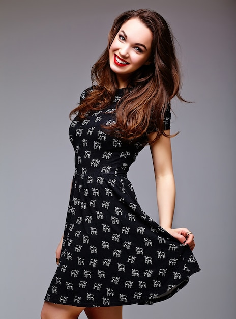 High Fashion Look.glamour stilvolle sexy lächelnde schöne junge Frau Modell in Sommer schwarz Hipster Kleid